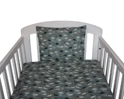 NM Baby sengelinned - grøn bund m/ farverige dinoer Børn Sengetøj